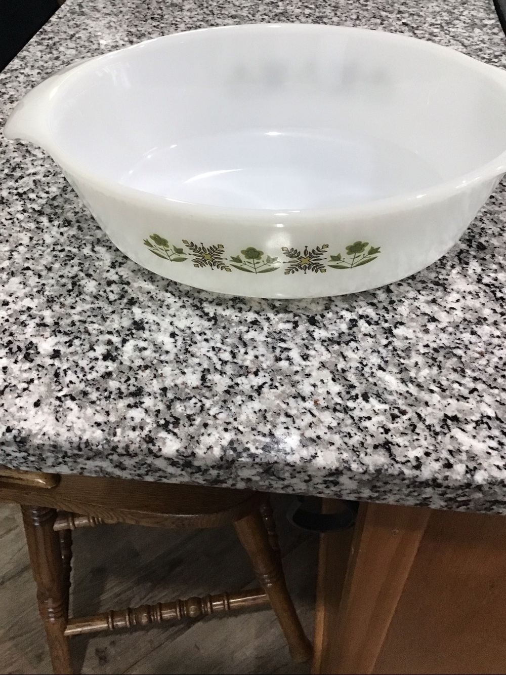 Pyrex White Casserole Dish with Green Floral Band and Clear Lid - Picture 2 of 6